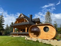 Sauna Panorama dach pokryty gontem kolor – grafitowy, kolor sauny dąb jasny