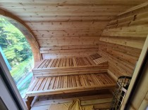 Sauna Ogrodowa Panorama pokryta gontem brzowym w kolorze piniowym, piec elektryczny. 