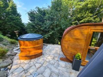 Sauna Ogrodowa Panorama pokryta gontem brzowym w kolorze piniowym, piec elektryczny. 