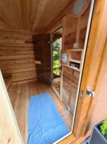 Sauna Ogrodowa Panorama pokryta gontem brzowym w kolorze piniowym, piec elektryczny. 