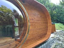 Sauna Ogrodowa Panorama pokryta gontem brzowym w kolorze piniowym, piec elektryczny. 