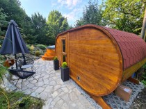 Sauna Ogrodowa Panorama pokryta gontem brzowym w kolorze piniowym, piec elektryczny. 
